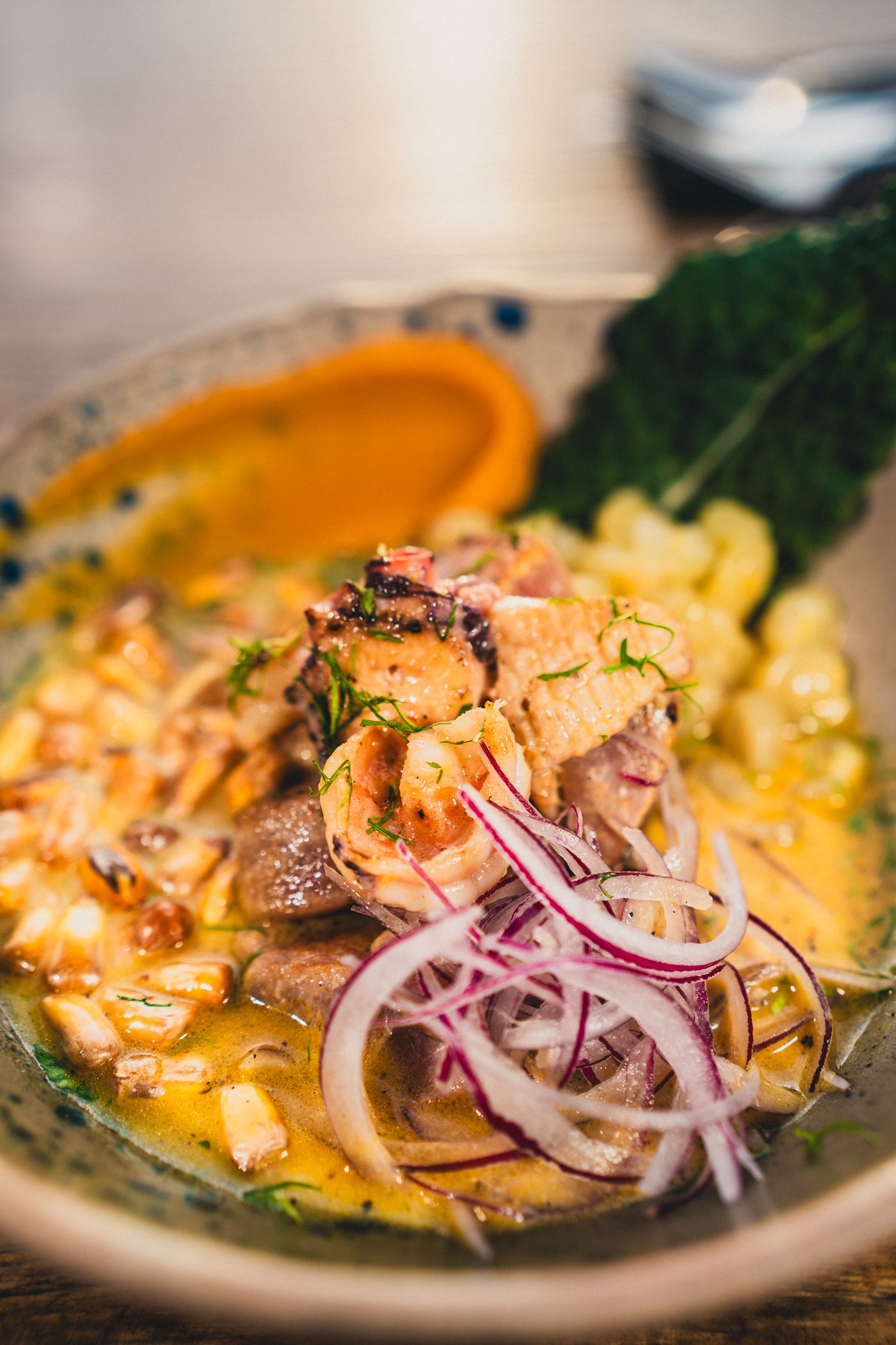 Ceviche fogoneado de Kanpai servido frente al Pacífico, con vinos blancos