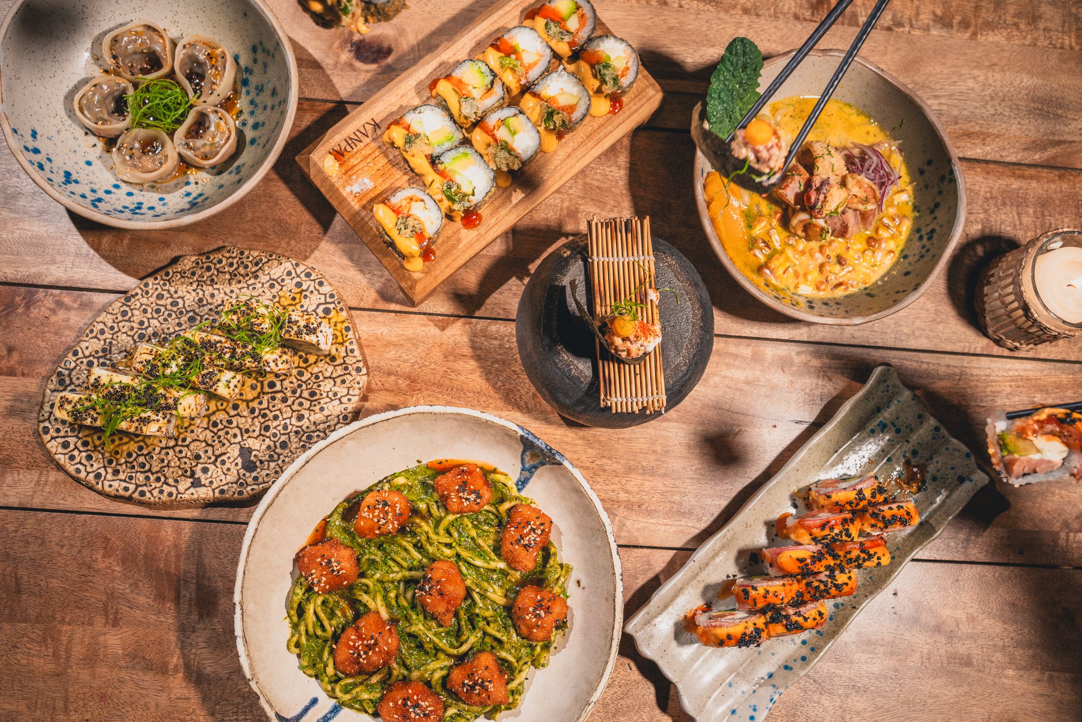 Mesa completa de Kanpai: dim sum, rolls, ceviche, nigiris y udon al pesto