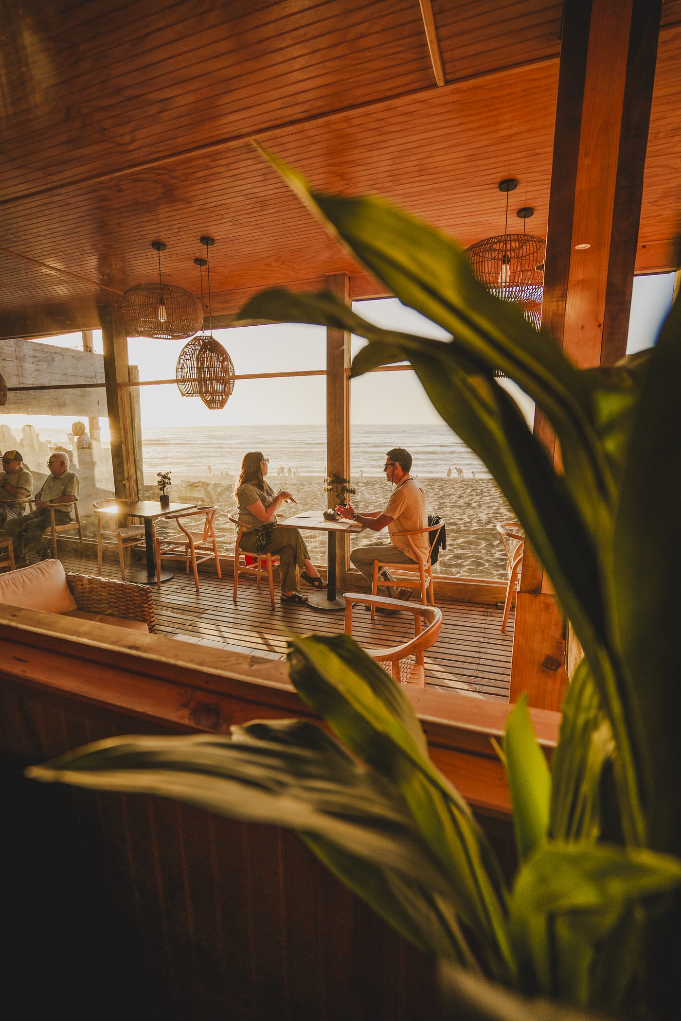 Terraza de Kanpai al atardecer, con vista al Pacífico en Pichilemu