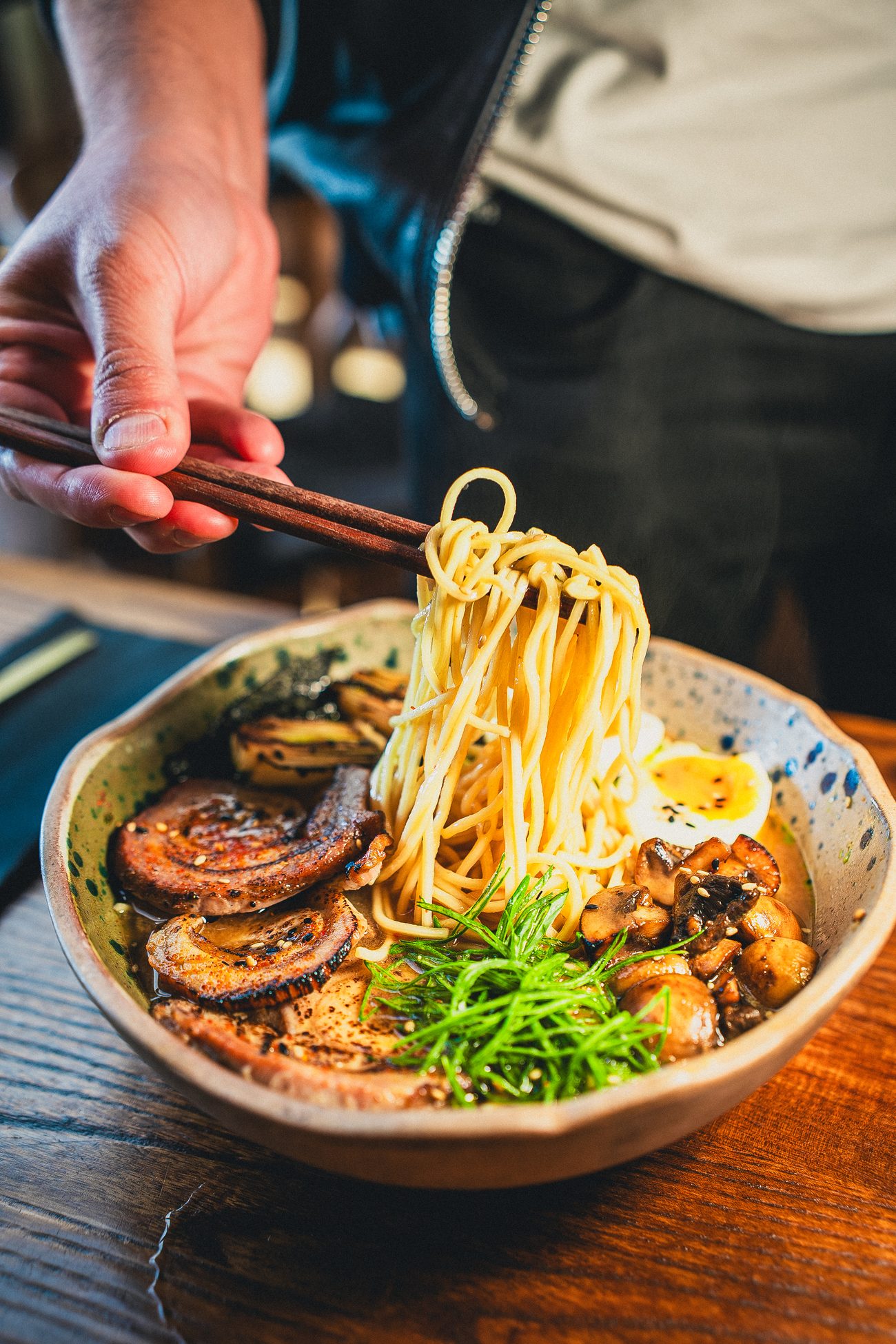 Miso ramen de Kanpai, fideos levantados con palillos